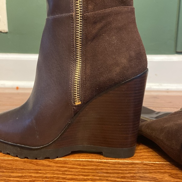 Michael Kors Leather & suede wedge boots in the color brown. - Picture 5 of 5